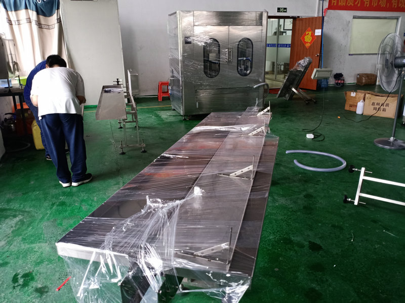 自動(dòng)液體灌裝機(jī)與市場(chǎng)同步走，滿(mǎn)足快捷式出產(chǎn)